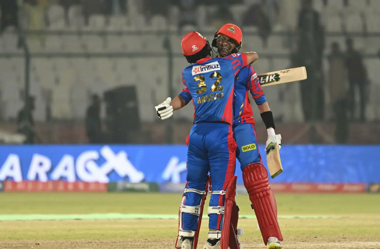 Karachi Kings edge Lahore Qalandars to keep HBL PSL 9 playoffs hopes alive